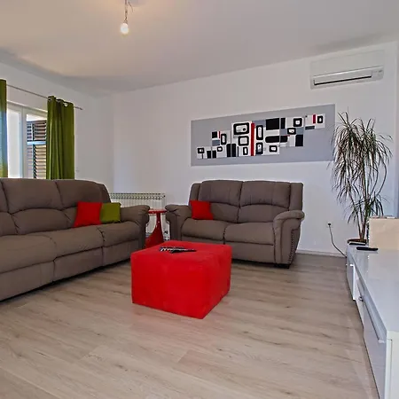 Milena 1087 Pula